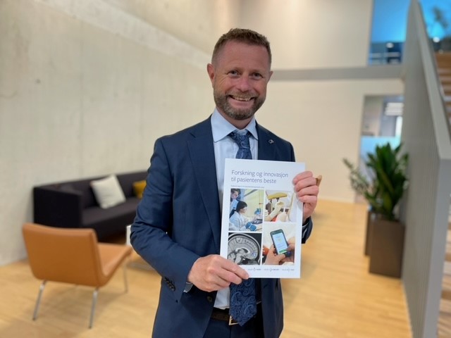 Helse- og omsorgsminister Bent Høie med rapporten.